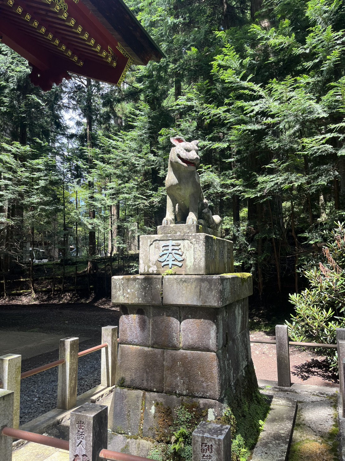 三峯神社のお犬さまと呼ばれる狼像
