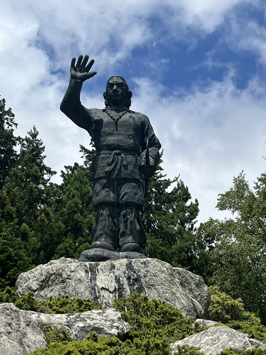 三峯神社に立つ日本武尊像